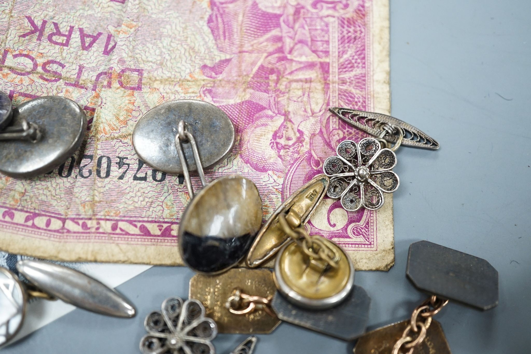 A silver vesta case, assorted cufflinks and a quantity of minor coinage and banknotes.